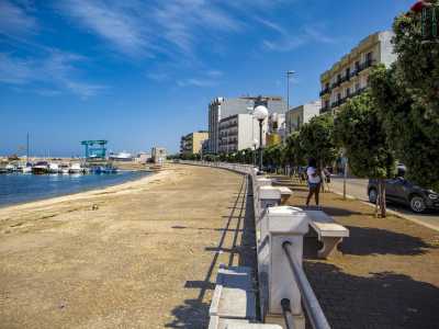 Alla destra del porto si sviluppa infine il �vecchio lungomare�...